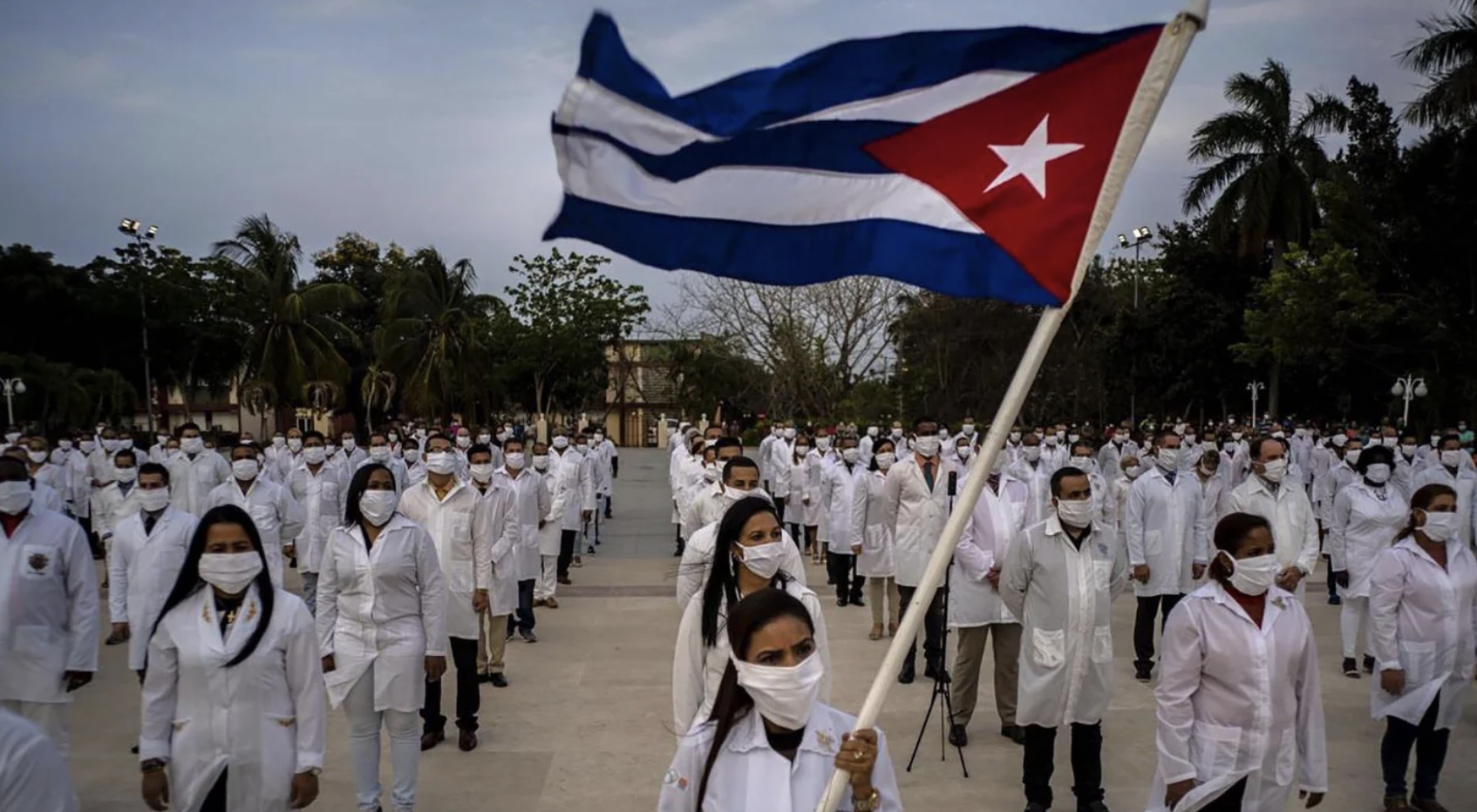 México anunció la contratación de más médicos cubanos